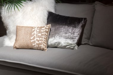 Altın, gümüş, beyaz minderler