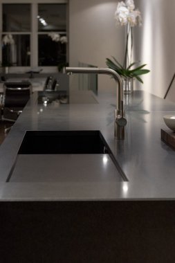 Granit lavabo ve şık musluk