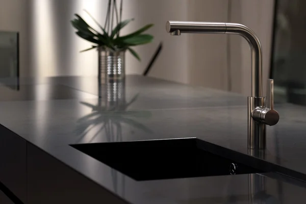 Granit lavabo ve şık musluk