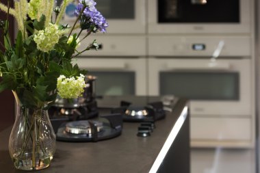 Mutfakta taze çiçekler