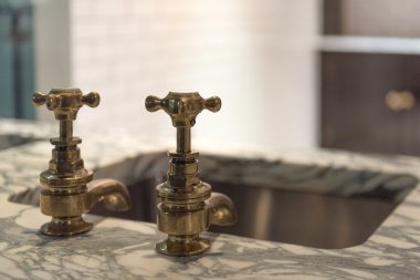 Altın musluklar ve mermer
