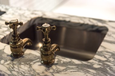Altın musluklar ve mermer