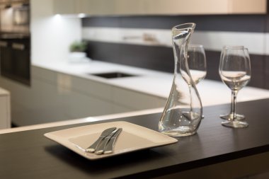 Şarap, gözlük ve mutfak sürahi