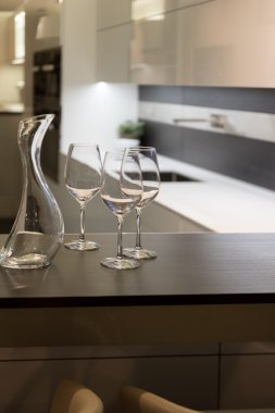 Şarap, gözlük ve mutfak sürahi