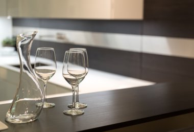 Şarap, gözlük ve mutfak sürahi