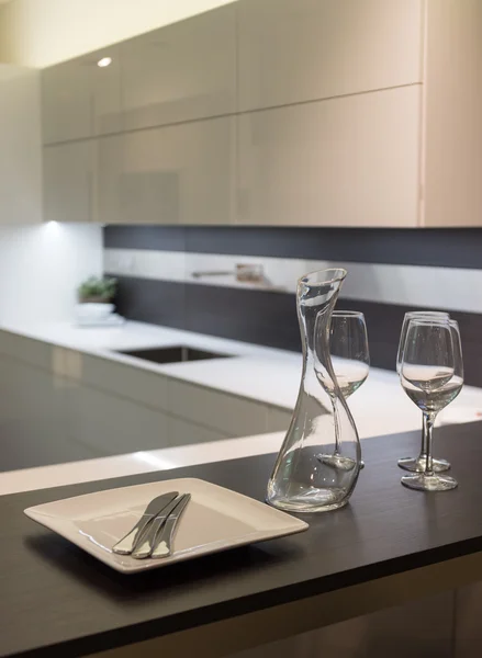 Wine Glasses and Carafe in Kitchen — Stock Photo, Image