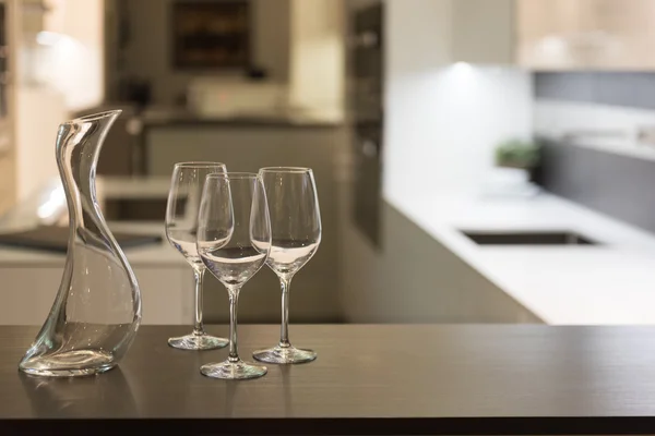 Weingläser und Karaffe in der Küche — Stockfoto