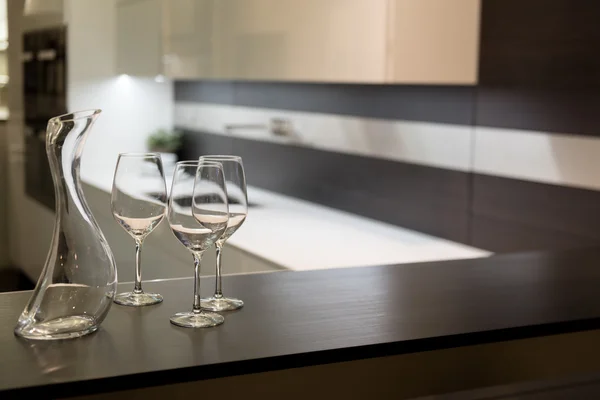 厨房里的葡萄酒眼镜和卡拉 免版税图库照片