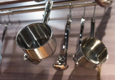 Mutfakta tencere asılı