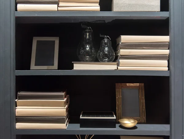 スタイリッシュな現代的な書棚 — ストック写真