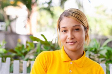 20-30 yaş arası genç bir kadın bir parkta kameranın önünde farklı ifadelerle.