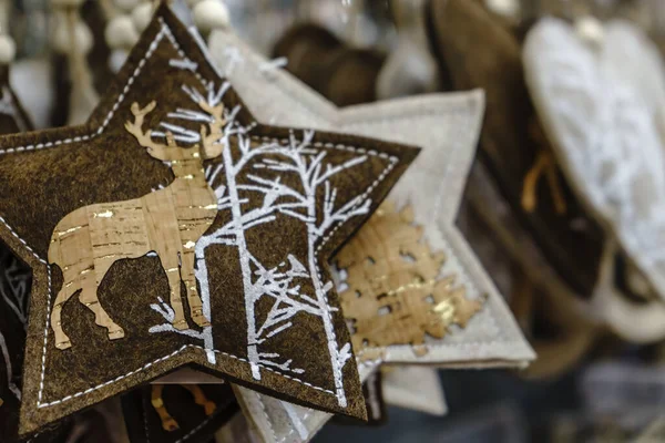 Новогодние и рождественские декоративные элементы в коричневом — стоковое фото