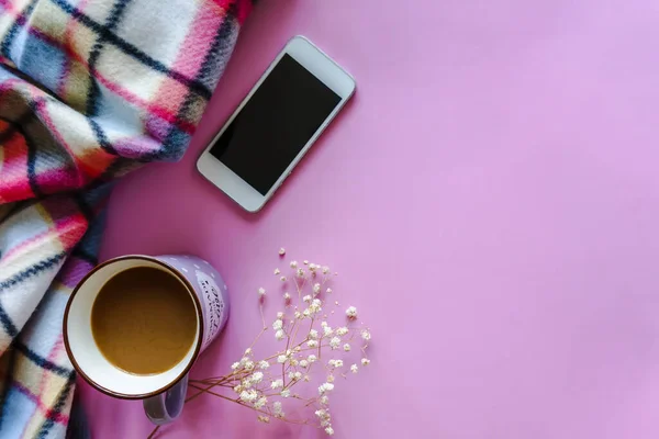 コーヒー、再生、ジプシー、ピンクの背景のスマートフォン. ロイヤリティフリーのストック画像