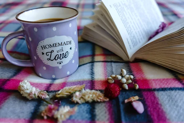 Cozy stillife avec tasse de café violet et livre — Photo