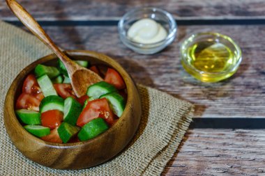 Masada soslu taze sebzeler. 