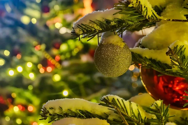 Weihnachtsbaum Zweig unter dem Schnee mit Luftballons mit Bokeh Hintergrund — Stockfoto