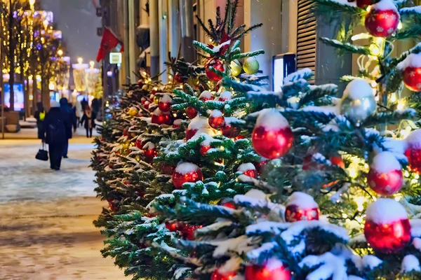 Christmas tree with red balloons on city street at night — Stock Photo, Image