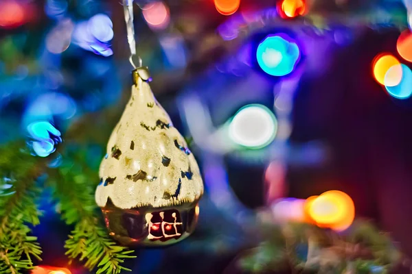 UdSSR Weihnachtshütte Spielzeug auf dem Fichtenzweig — Stockfoto