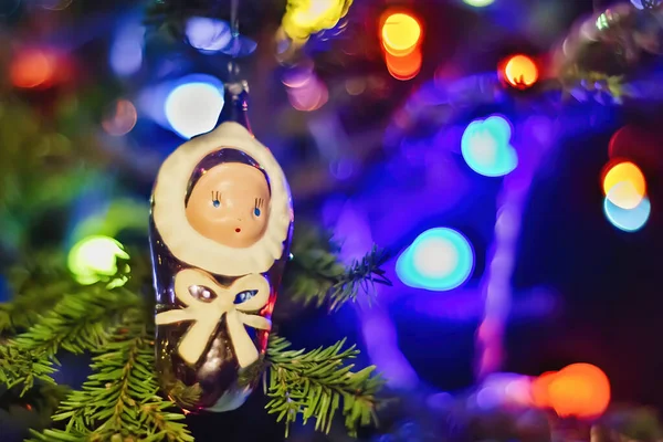 UdSSR-Weihnachtsbaby auf dem Fichtenzweig — Stockfoto