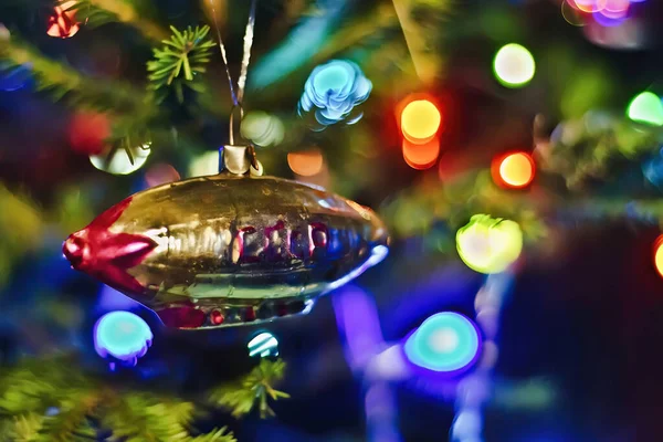 ของเล่นคริสต์มาสของสหภาพโซเวียตที่มีแสงหลายสีบนพื้นหลัง ภาพสต็อก