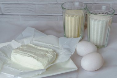 Beyaz arkaplanda süzme peynir güveci için malzemeler