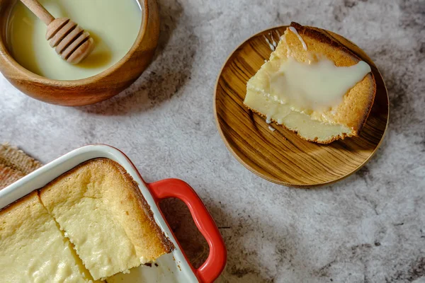 テーブルの上にコテージチーズのキャセロールを食べる準備ができて ロイヤリティフリーのストック画像