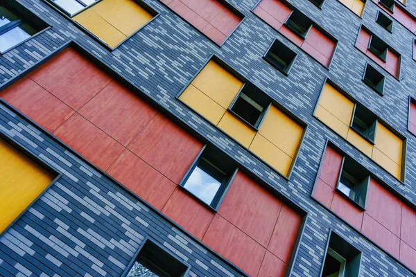 현대식 주택 건물의 다채 로운 벽 — 스톡 사진