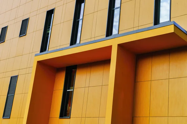 노란색 현대 주택 건물 정면의 기하학 — 스톡 사진