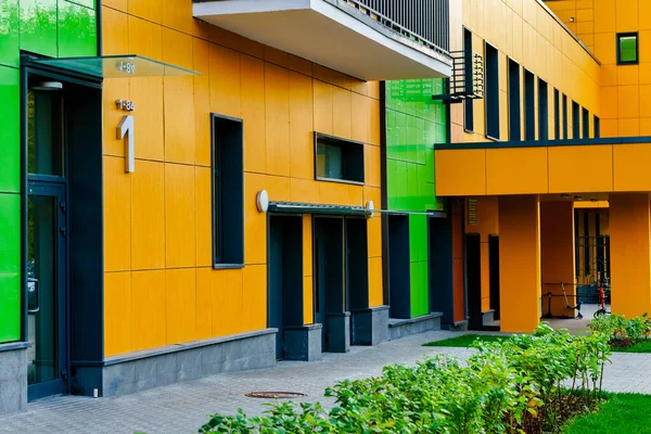 다채 로운 현대식 주택 단지의 출입 — 스톡 사진