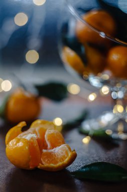 Ahşap arka planda Noel mandalinalarını kapat 