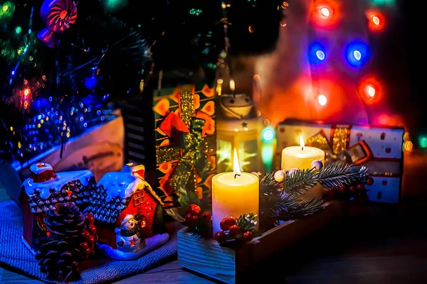 Weihnachtsbaum mit Geschenken und Dekorationen im Wohnzimmer — Stockfoto