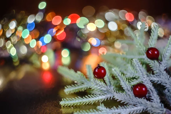 Weihnachtsbaumzweige mit roten Beeren auf goldenem Hintergrund — Stockfoto