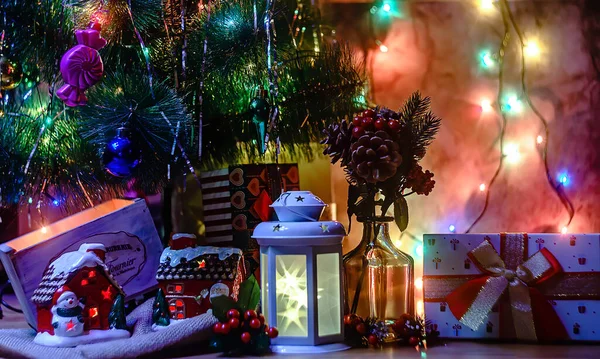 Weihnachtsbaum mit Dekoration im Wohnzimmer — Stockfoto