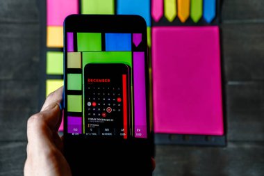 Noel tarihini gösteren akıllı telefon takviminin renkli arkaplanı