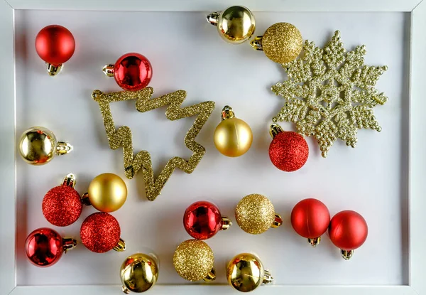 Высокий угол просмотра красного и золотого рождественского украшения на белом фоне — стоковое фото