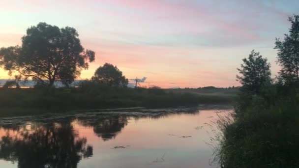 Piękny letni zachód słońca nad rzeką — Wideo stockowe