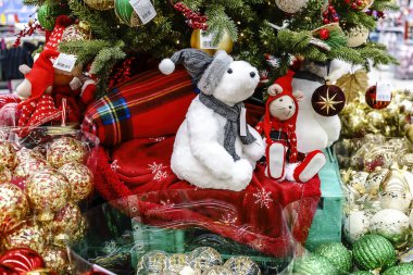 Kırmızı battaniyenin üzerinde duran kutup ayısı oyuncağıyla Noel kompozisyonu 