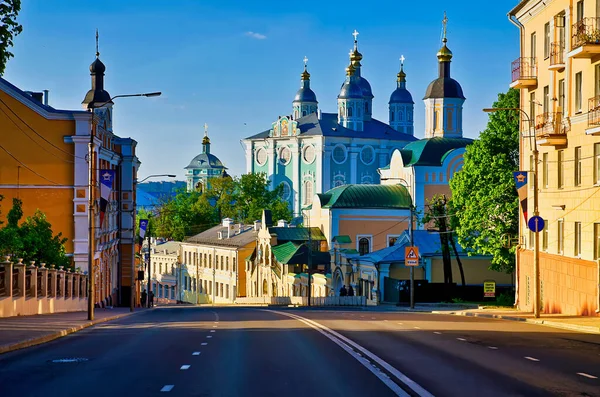 มุมมองถนนของโบสถ์ Holy Assumption ใน Smolensk รัสเซีย รูปภาพสต็อก