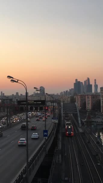 Bytrafikk ved aftenens gylne time i Moskva – stockvideo