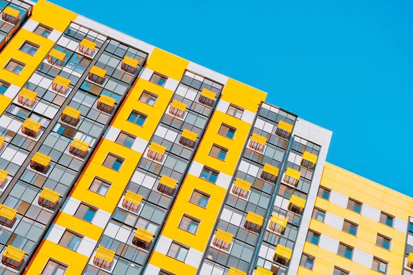 푸른 하늘을 배경으로 노란색을 띤 주거용 건물 — 스톡 사진