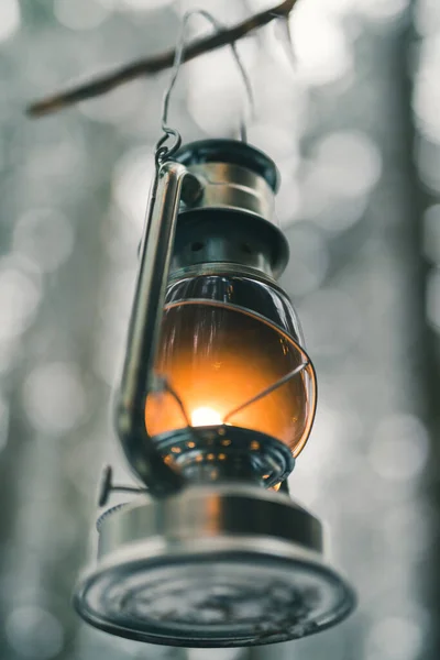 Lampa naftowa ze światłem na rozmytym tle lasu zimowego Obrazy Stockowe bez tantiem