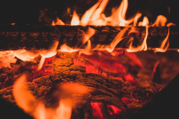 Zavřít hořící dřevěný kmen jako abstraktní pozadí. Žhavé uhlíky hořícího ohně. — Stock fotografie