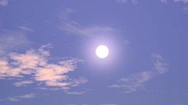 Nadir bulutlar arasında renkli günbatımı