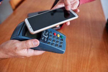 Kadın eli cep telefonuyla bağlantı kuramıyor.