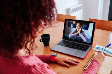 Evde video konferansı yapan bir kadın - evde kal konsepti