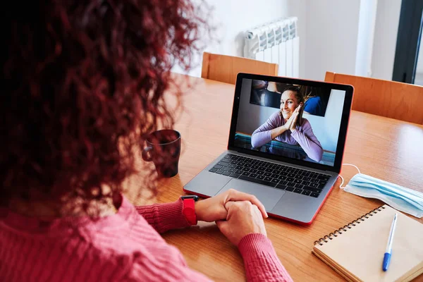 Evde video konferansı yapan bir kadın - evde kal konsepti