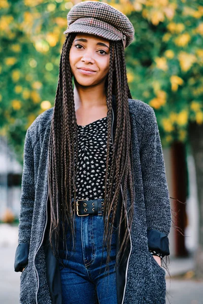 Portrait de femme noire avec des tresses - concept de personnes réelles — Photo