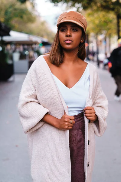 Adulte noir femme en automne vêtements de plein air — Photo