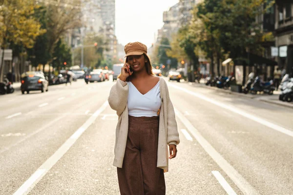 Femme noire utilisant smartphone à l'extérieur au milieu de la rue — Photo