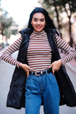 Güz kıyafetli kısa saçlı Faslı genç kız - sonbahar konsepti